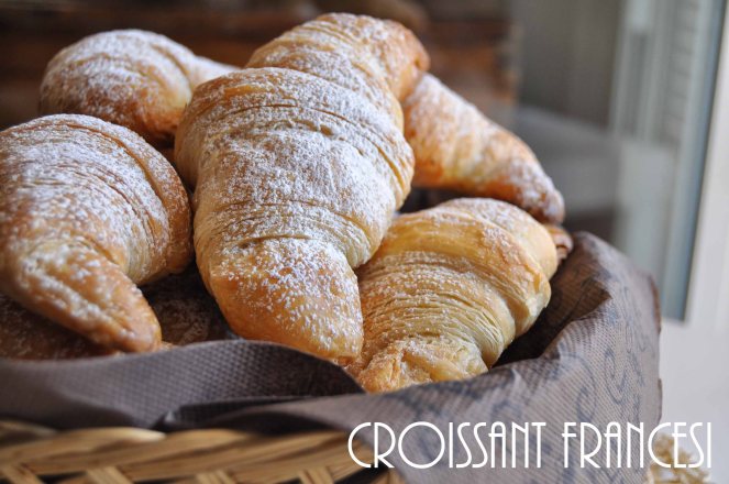 Cornetti sfogliati croissant francesi (1)